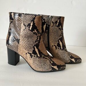 Aquatalia Florita Polished Calf Black Leather and croc design Bootie 8